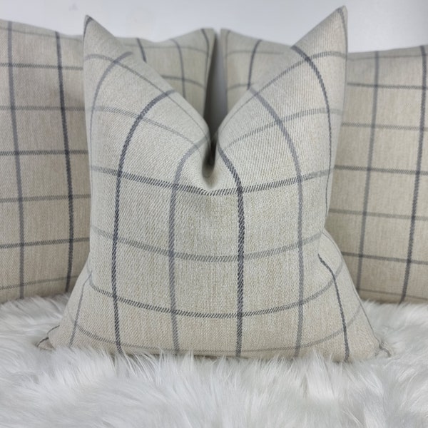 Prestigious Textiles Housse de coussin en tissu Brodie beige galet Collection Highland Traditionnel Classique intemporel à carreaux Moderne confortable Canapé-lit