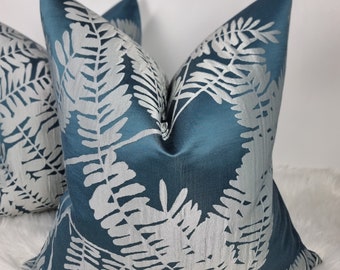 Housse de coussin décorative faite main en tissu saphir extravagance HARLEQUIN, motif fougère design satiné double face, design tropical.