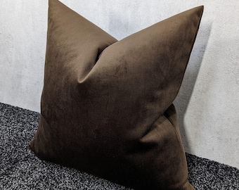 Funda de cojín de terciopelo marrón chocolate en tejido suave de terciopelo de punto.