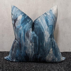 Blått abstrakt kuddfodral | Texturerad satinkudde | Kudde med akvarelldesign | Modern dekorativ soffkudde