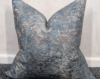 Funda de cojín azul piedra turquesa y bronce - Tejido azul grueso y suave con textura - Funda estilo boho con diseño abstracto de Sofia John Lewis