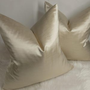 Un set di 2 federe per cuscini Pampas tinta unita in crema alla vaniglia, di alta qualità, in cotone satinato, di lusso, moderne, per divano letto