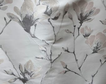 Tela Lotus Dove Moonstone Silver de Harlequin Upholstery & Curtains. Se vende por metro.
