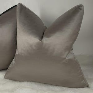 Poszewka na poduszkę Duchess Self Piped Grey Luxury Bold Satin Fabric, teksturowana, prążkowana, nowoczesna sofa rozkładana Poszewka na poduszkę Poszewka na poduszkę dekoracyjną