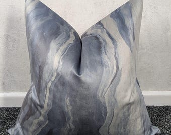 Funda de cojín de lujo en terciopelo gris pizarra y azul lava – Textil prestigioso, diseño moderno de mármol