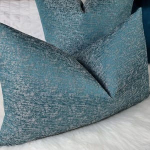 Housse de coussin en satin texturé John Lewis, coloris bleu sarcelle, double face, style boutique glamour, moderne, housse de coussin, soutien lombaire rectangulaire