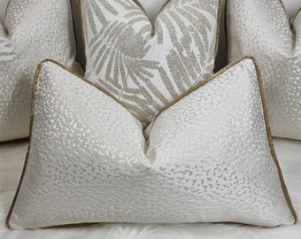 Funda de cojín texturizada color marfil con ribete dorado. Sofá y cama New Home. Funda rectangular de madera de diseño de lujo hecha a mano. Diseño n.º 152.