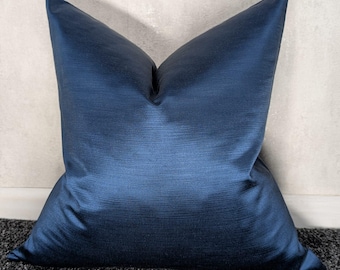 Funda de almohada de satén azul texturizado, cojín con acento índigo de Pampas