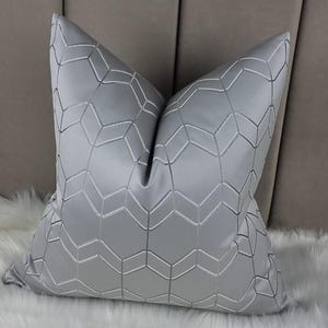 John Louis & Partners FILMORE Stoff Kissenbezug Silber Designerstoff Hochwertiges Satin Polyester Geometric