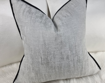 Elegante fodera per cuscino in argento con decorazioni per la casa di lusso bordate in raso nero. Fodera per cuscino perfetta per divano o letto