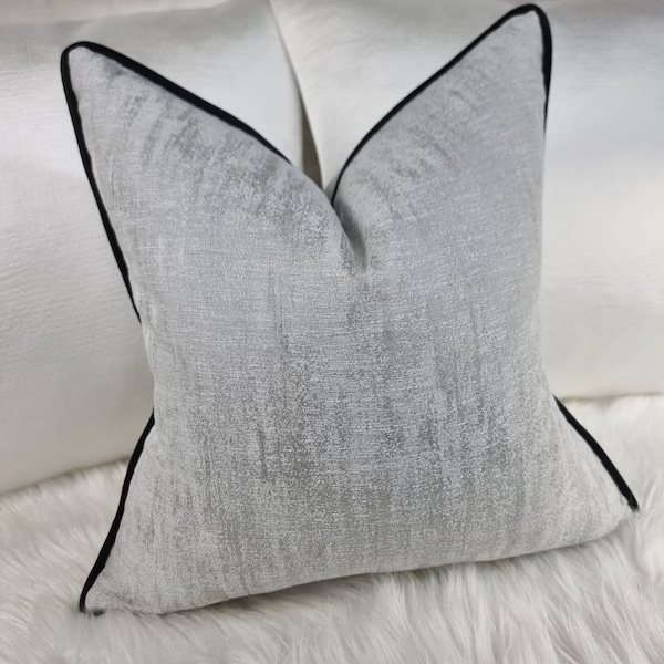 Housse de coussin argentée élégante avec passepoil en satin noir pour décoration d'intérieur de luxe, taie d'oreiller parfaite pour canapé ou lit