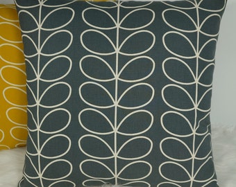 Orla Kiely Linear Multi Stem im Retro-Stil in kühlem Grau. Retro-Kissen/Kissenbezug aus skandinavischem Stoff