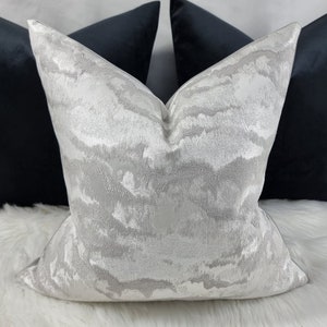 Nimbus Cloud luxe kussenhoes in zilvergrijs abstract - chique decoratief kussen slaapkamer - New Home bank en bed metallic sierkussen