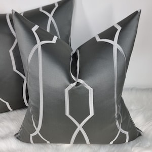 Hayden Kissenbezug Stahlgrau Geometrisches Modernes Wohndekor für Sofa Stuhl und Bett Kissenbezug Designer Handgemacht aus Stoff von John Louis.