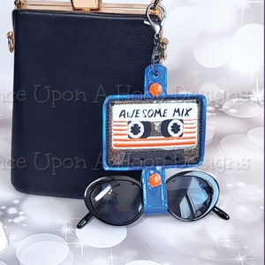2 vers Pete Q's Mixed Tape MEars Headband Holder ITH Digital Machine Embroidery Design - Download INSTANTÂNEO