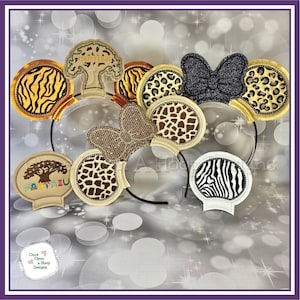 Puede incluir: Un conjunto de seis orejas de ratón con temática de estampado animal. Las orejas están hechas de fieltro y presentan una variedad de estampados de animales, incluyendo cebra, jirafa, leopardo y tigre. Las orejas están unidas a una diadema.