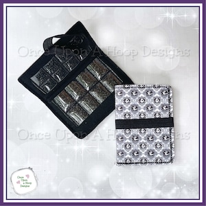 Puede incluir: Dos bolsas de tela negras con cierres de cremallera. Una bolsa tiene ventanas de plástico transparente y está llena de purpurina plateada. La otra bolsa tiene una tela estampada en blanco y negro con un diseño en blanco y negro de un personaje con una cara de calavera. El texto "Once Upon A Hoop Designs" es visible en la imagen.