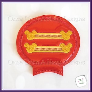 Puede incluir: Diademas de orejas de Mickey Mouse rojas y doradas con un diseño de doble hueso. Las diademas están hechas de fieltro y tienen un acabado brillante.