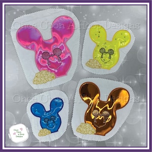 Op de afbeelding: Vier geborduurde patches met een cartoon muizenkop met popcorn. De patches zijn roze, geel, blauw en bruin.