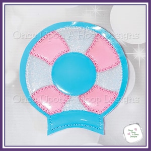 Può includere: Un ricamo a forma di salvagente blu e rosa con dettagli di glitter bianchi. Il design è a forma di orecchie di Topolino.