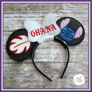 Puede incluir: Diadema negra con dos orejas. Una oreja es negra con un diseño de hoja tropical blanca y roja. La otra oreja es negra con un personaje azul Stitch con orejas rosas. Un lazo blanco con purpurina plateada y la palabra "OHANA" en bordado rojo está unido a la diadema.