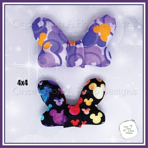 Pode incluir: Dois laços de tecido com estampa de Mickey Mouse. O laço superior é roxo com cabeças de Mickey Mouse laranja. O laço inferior é preto com cabeças de Mickey Mouse arco-íris.