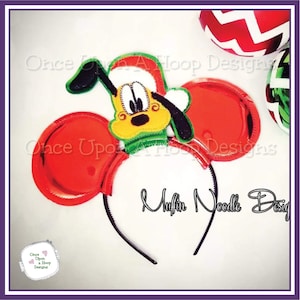 Puede incluir: Diadema de orejas de Mickey Mouse roja y verde con un Goofy bordado en amarillo y negro que lleva un gorro de Papá Noel en la parte delantera.