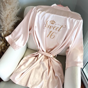 Bata de Quinceañera con Brillo Personalizada / Batas Personalizadas para Quinceañera / Batas de Satén de Seda para Quinceañera / Regalos de Bata para Dulces Dieciséis
