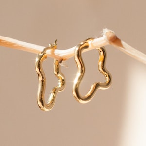 Contemporary recycled 925 Sterling Silver or 18k Gold vermeil minimalist handmade wavy hoop earrings.