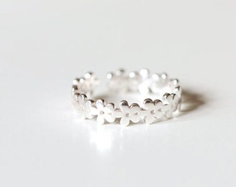 Anillo ajustable de plata de ley 925 con diseño de margaritas y flores. Lindo anillo floral minimalista ajustable.