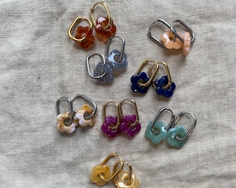 Boucles d’oreilles cerceaux en or ou en argent avec fleurs acryliques colorées, cerceaux ovales personnalisables et charmes de fleurs faits à la main. Cadeau personnalisé parfait.