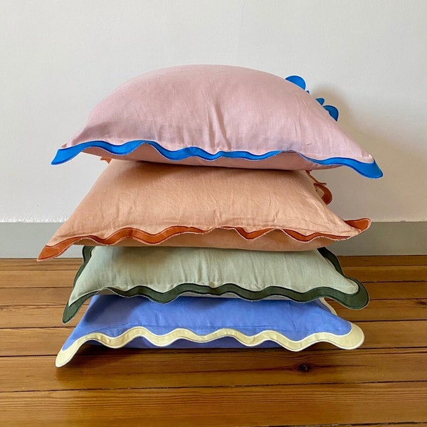 Paire de taies d'oreiller / housses de coussin ondulées en lin français festonné. Un cadeau tendance et coloré pour la maison (convient à un carré de 50 à 55 cm)