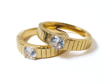 Anillo de compromiso de aniversario con circonita cúbica de diamante grande engastada en una banda de anillo texturizada de línea premium de oro de 18 quilates, regalo para ella.