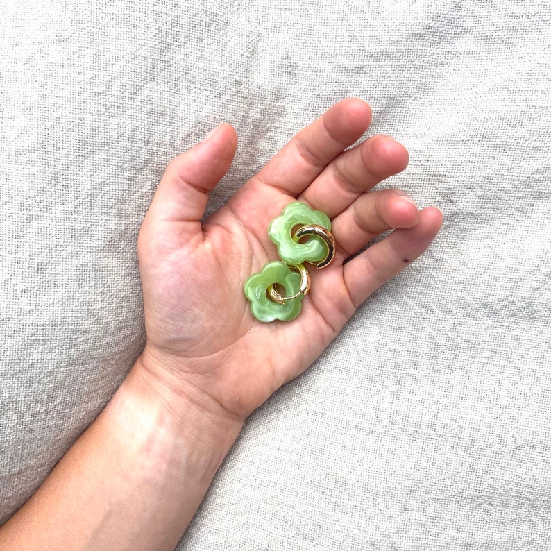 Pendientes de aro de oro gruesos llamativos con dije de cuentas de resina en forma de flor verde imagen 2