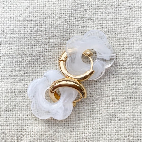 Orecchini a cerchio grossi in oro o argento con perline a forma di fiore bianco