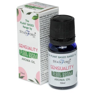 Könnte beinhalten: Aromatherapie-Ölflasche mit schwarzem Verschluss und blauem Glaskörper. Das Etikett lautet "Sensuality Plant Based Aroma Oil" und "10ml". Das Produkt stammt aus der "Plant Based Range by Stamford Inc."