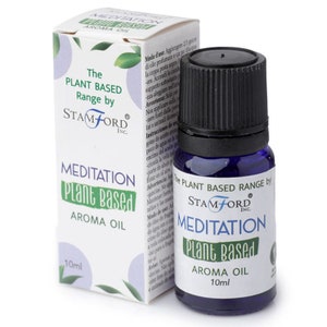 Op de afbeelding: Een flesje van 10 ml Meditation Plant Based Aroma Oil van Stamford Inc. De fles is blauw met een zwarte dop en een wit etiket met groene tekst. Het etiket vermeldt "The Plant Based Range by Stamford Inc. Meditation Plant Based Aroma Oil 10 ml."