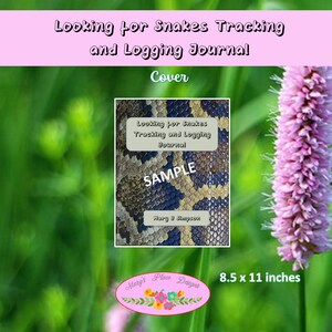 Pode incluir: Uma capa de amostra para um "Looking for Snakes Tracking and Logging Journal" com um fundo de padrão de pele de cobra. O diário mede 8,5 x 11 polegadas.