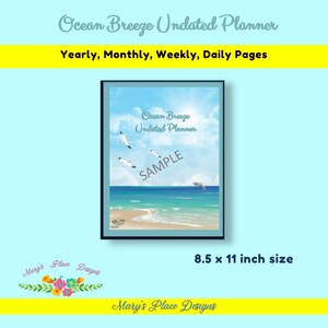 Może przedstawiać: Przykładowa okładka niedatowanego planera z motywem plaży. Okładka przedstawia błękitne niebo z białymi chmurami, piaszczystą plażę, błękitną wodę morską i latające nad nią mewy. Na okładce nadrukowany jest tekst "Ocean Breeze Undated Planner". Planer ma rozmiar 8,5 x 11 cali.