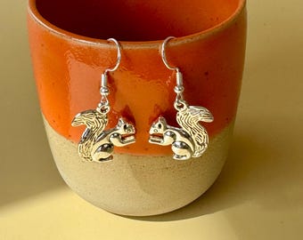 Nuevos pendientes de ardilla plateada: Joyería inspirada en la naturaleza y los animales.
