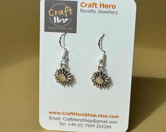 NUEVO: Pendientes de flor de margarita de plata / Joyería de verano / Pendientes de vibras positivas