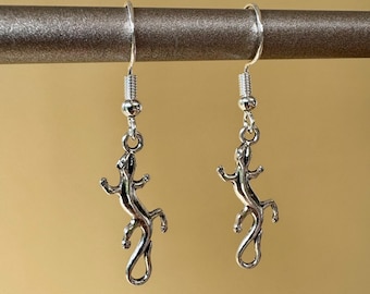 Nuevos pendientes de lagarto plateados: Joyería inspirada en la naturaleza y los animales.
