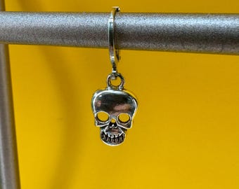 NUEVO: Pendiente individual de calavera plateada / Joyería gótica / Disfraz de Halloween / Pendiente para él