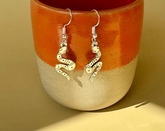 Nuevos pendientes de serpientes plateadas: joyería inspirada en la naturaleza y los animales.