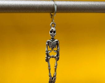 NUEVO: Pendiente individual de esqueleto plateado / Joyería gótica / Disfraz de Halloween / Pendiente para él