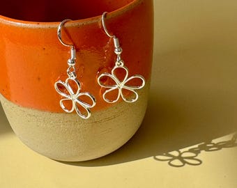 NUEVO: Pendientes delicados de plata con forma de flor / Joyería de verano / Pendientes que transmiten buenas vibras