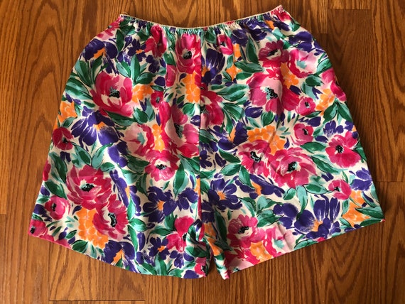 Light Silky Floral Shorts || Medium || 1990s - image 1