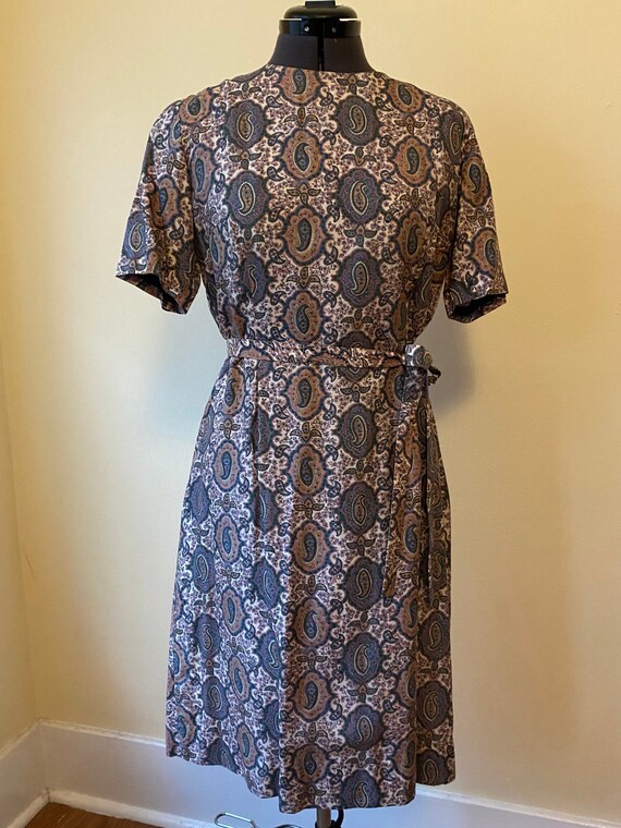 Mid-century Paisley Day Dress With Fabric Belt || Medium || 1960s