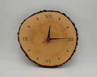 Horloge murale en bois avec écorce