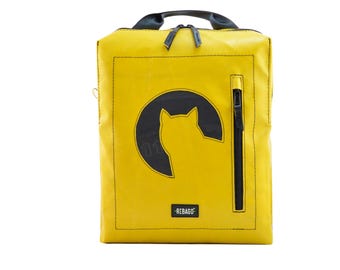 Può includere: Uno zaino rettangolare giallo brillante con una silhouette nera di una testa di gatto all'interno di una toppa circolare. La borsa include una tasca verticale con cerniera nera sul lato destro, una maniglia superiore e un'etichetta REBAGO.